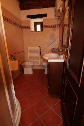 Bathroom, Residenza La Torre in Santo Stefano di Sessanio