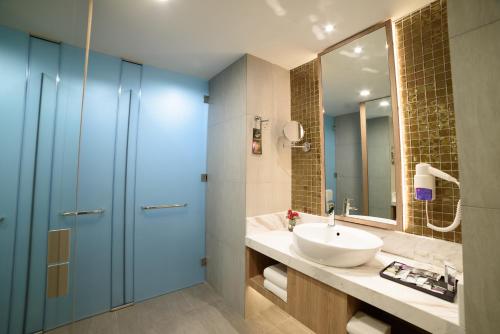 room detail thumbnail 2