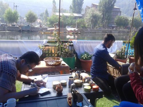Tiện nghi, Houseboat Switzerland in Srinagar