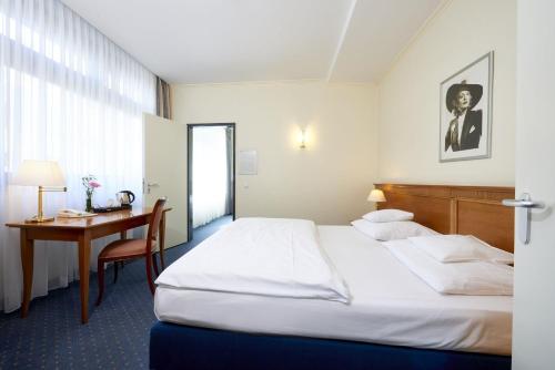 1 queen bed, 2 twin beds