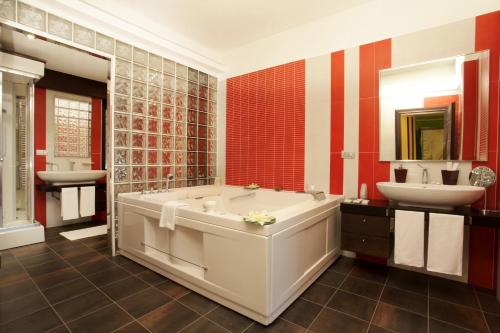 Queen Suite with Spa Bath