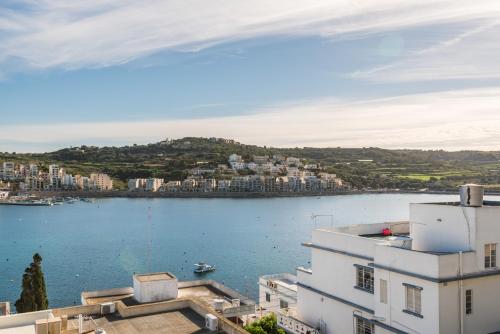 Bayview 2 bedroom seaview apartment with large terrace with panoramic views - by Getawaysmalta 5