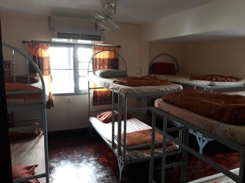 เตียงสองชั้นในห้องพักรวมหญิงชาย (Bunk Bed in Mixed Dormitory Room)