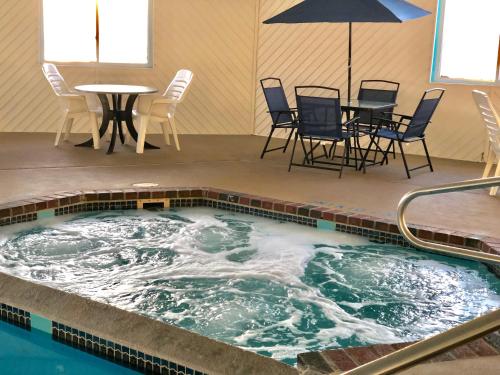 Super 8 by Wyndham Escanaba - image 22