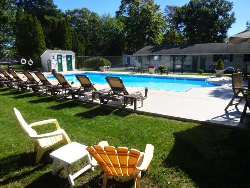 Falmouth Heights Motor Lodge - 수영장