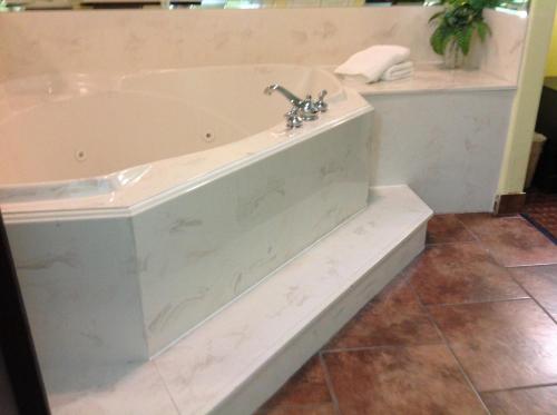 King Suite with Spa Bath image 5