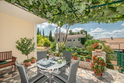  Apartment Slavica, Unterkunft in Posedarje