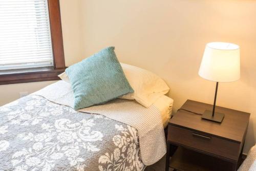 Wrigley Oasis! Steps from the Field! - 3BD 1BA in Chicago, USA