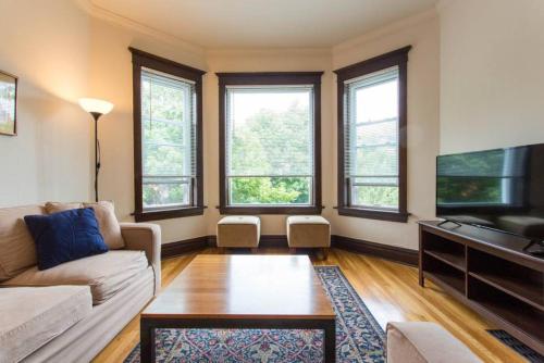 B&B Chicago - Wrigley Oasis! Steps from the Field! - 3BD 1BA - Bed and Breakfast Chicago