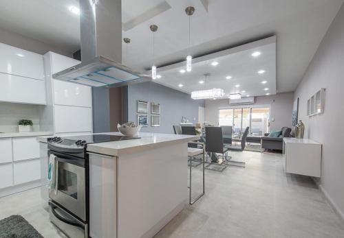Modern & sleek Apartment, 7 mins from Jobos Beach – khách sạn tại Isabela