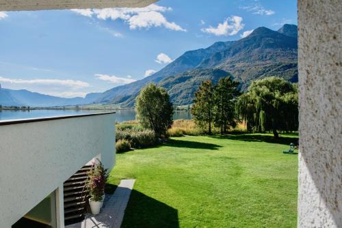 Camera doppia, piccola, vista sul lago
