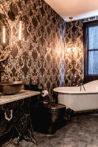 spa, Black Elephant Hostel in Portland (ME)