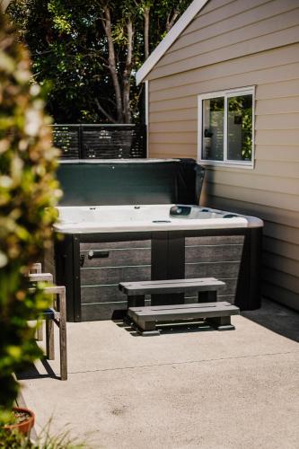 Piscina, Studio on Petley in Tairua