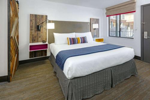 King Room with Roll-In Shower and View - Disability Access