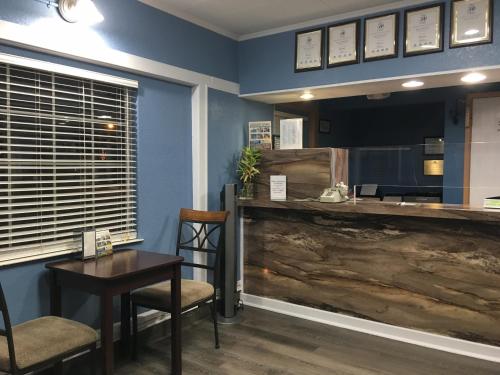 Americas Best Value Inn Ozona - image 5