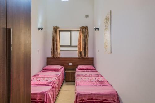 Blue Harbour 2 bedroom Seafront Apartment with large terrace with spectacular sea views - by Getawaysmalta - image 5