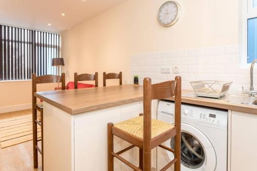 PRIVATE MODERN APARTMENT, Short Walk To TRAIN STATION & TOWN, Abbey 5