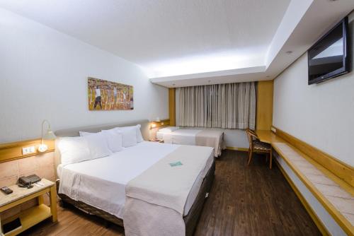 1 queen bed, 2 twin beds