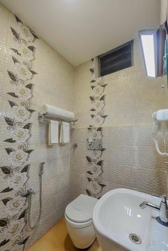 Bathroom, Hotel Ramraj Regency in Nagercoil
