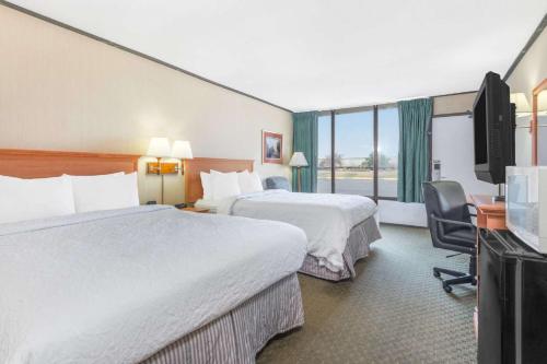 Howard Johnson by Wyndham Gillette - image 8