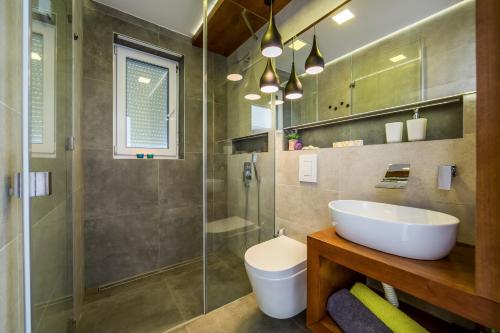 Deluxe One-Bedroom Apartment with Balcony and Sea View image 10