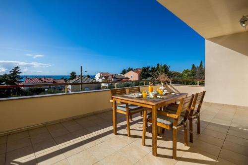 Deluxe One-Bedroom Apartment with Balcony and Sea View image 7