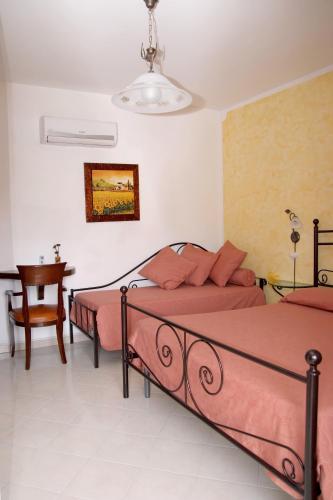 1 queen bed, 1 twin bed