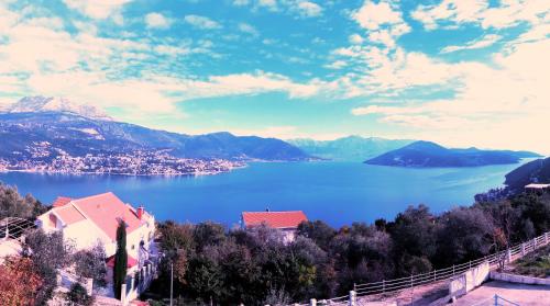 Kilátás,  négyzetméteres, 3 hálószobás Villa 2 fürdőszobával Zvinje területén (Villa Sofia, Zvinje, Sutorina, Herceg Novi) in Zvinje