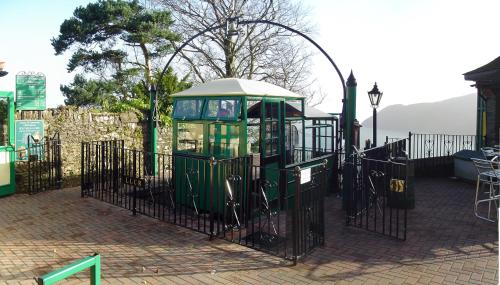 Lee House