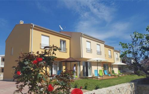 3 bedrooms, 5 beds