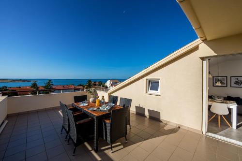 Two-Bedroom Apartment with Balcony and Sea View image 9