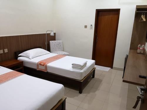 Deluxe Double or Twin Room with Balcony image 7