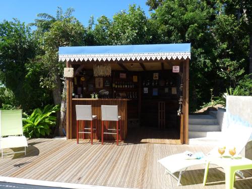 bar/salon, Bungalow La Tortue Bleue Piscine & Malendure in Bouillante