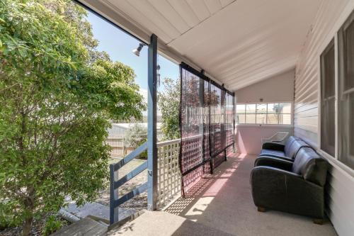 Beacon Cottage - Cosy Family Retreat in Lake Tyers Beach