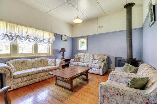 Beacon Cottage - Cosy Family Retreat in Lake Tyers Beach