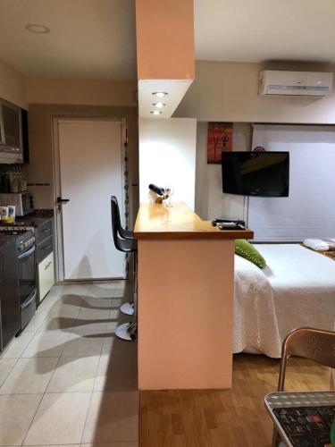 Apartamento Monoambiente amplio 2 banos balcon cerca Hospital Italiano Almagro Precio en AR Pesos o  — Hotel in Buenos Aires