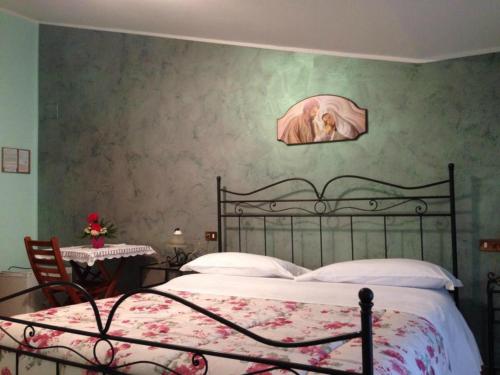 1 queen bed, 1 twin bed