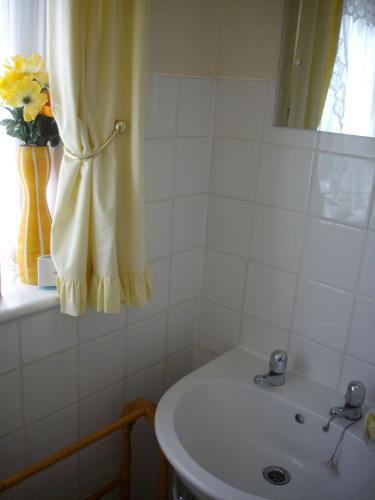Standard Twin Room image 3