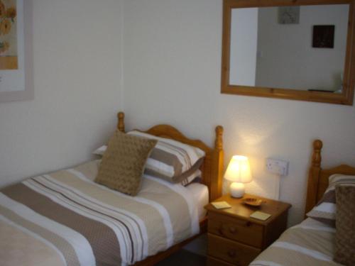 Standard Twin Room image 4