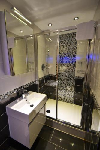 Hyde Park Suites - image 2