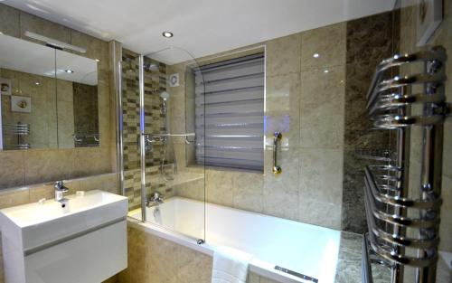 Hyde Park Suites - image 7