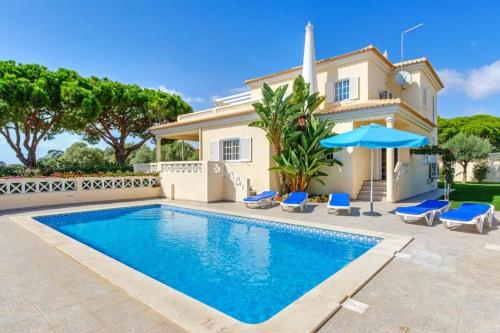  Roja- Pe Villa Sleeps 8 Pool Air Con WiFi, Unterkunft in Roja- Pé