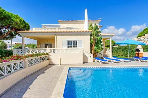  Roja- Pe Villa Sleeps 8 Pool Air Con WiFi in Roja- Pé