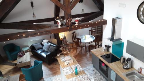 photo chambre Gîte L'Ecole avec terrasse en bois et vue