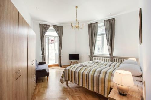 5 Bedroom Duplex in Old Town