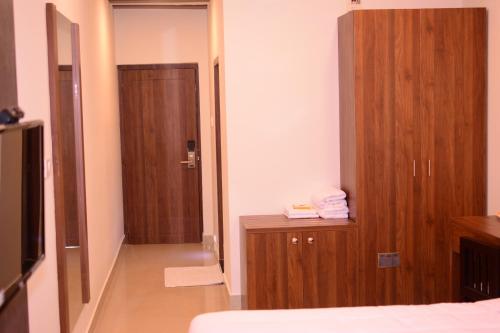 Alhind Calicut Tower Set in a prime location of Kozhikode / Calicut, Alhind Calicut Tower puts everything the city has to offer just outside your doorstep. The property offers guests a range of services and amenities desi