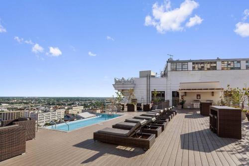 Epicenter of Nola! Downtown Condo & Rooftop #1104 - image 3