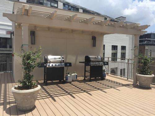 Snazzy 14th Floor Condo Pool Grill Gym-Sleeps #1414 - main image