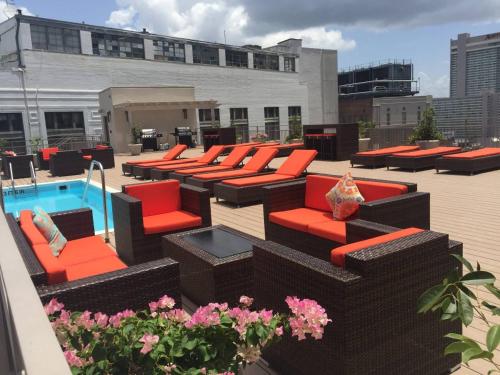 Snazzy 14th Floor Condo Pool Grill Gym-Sleeps #1414 - image 3