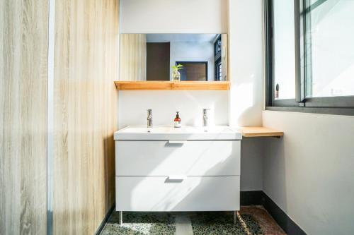 Shower, World Inn near Carrefour